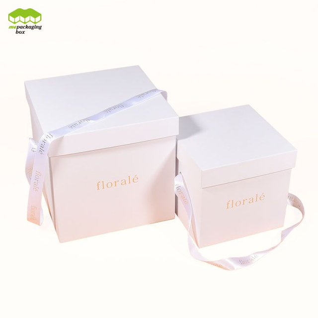 Простая лента с ручками и цветами, бумажная подарочная коробка