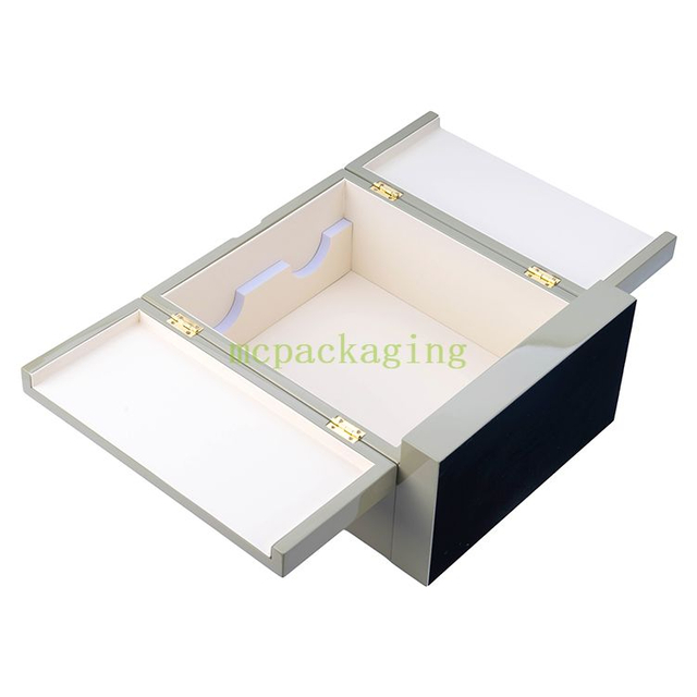 Потертая черно-белая деревянная коробка для вина. Ручки. Деревянная коробка для вина. Деревянная подарочная коробка для вина. Великобритания.