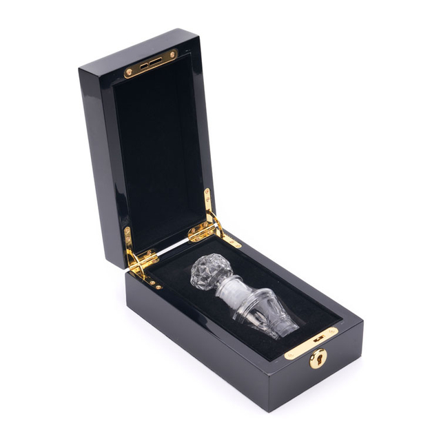 Золотой металлический логотип, встроенный в черную пианино краску духи деревянные коробки