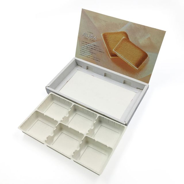 Женские одобрения различные чашки с окнами наполняют текстуру завтрак пирог с японскими печатными картонными упаковочными коробками